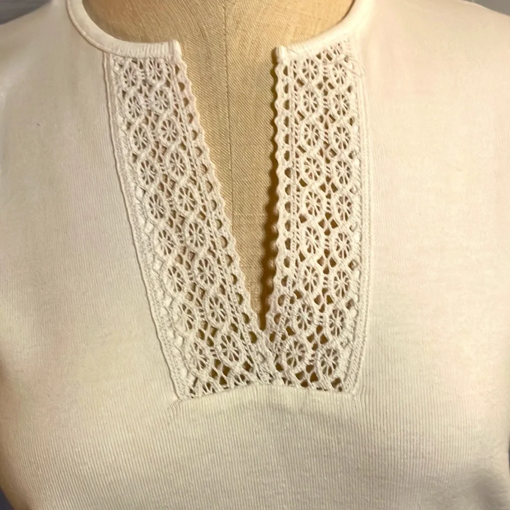 NWT Size Medium Ann Taylor Factory White Tank with Knit V-Neck and Side Slit - Picture 2 of 5
